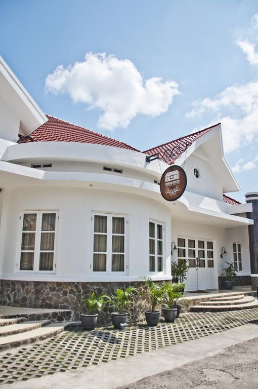 Ipienk House Yogyakarta Hotel Exterior photo